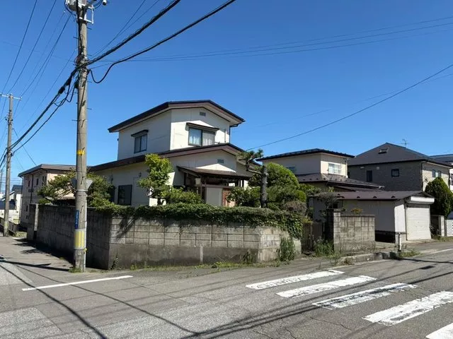 It is also recommended for those considering building a home, taking advantage of the spacious lot.