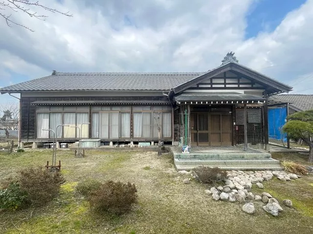 A single-story house standing on a vast lot. Start a new life in a nature-rich living environment. Parking for 4 cars available.