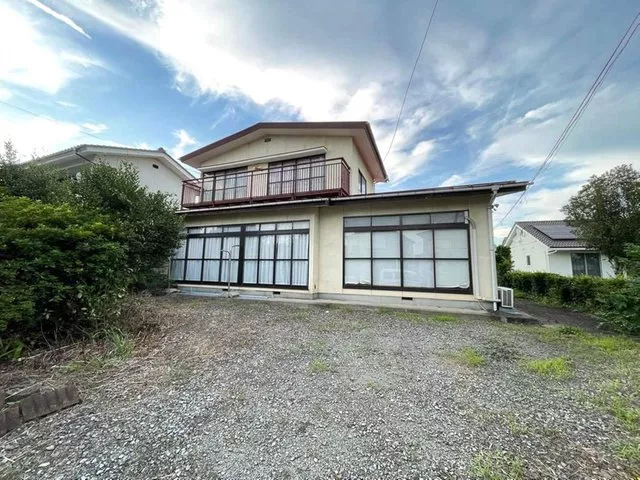 Spacious approximately 190 tsubo lot! A generous home with an attractive traditional Japanese room.