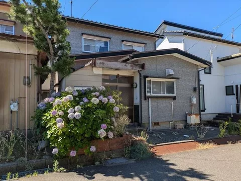 Spacious 6m wide road with a 4K used house!