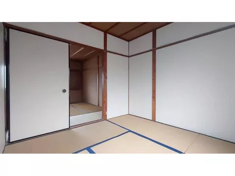 ◆ South-facing with good sunlight ◆ All rooms have storage ◆ Previously renovated with cushion flooring