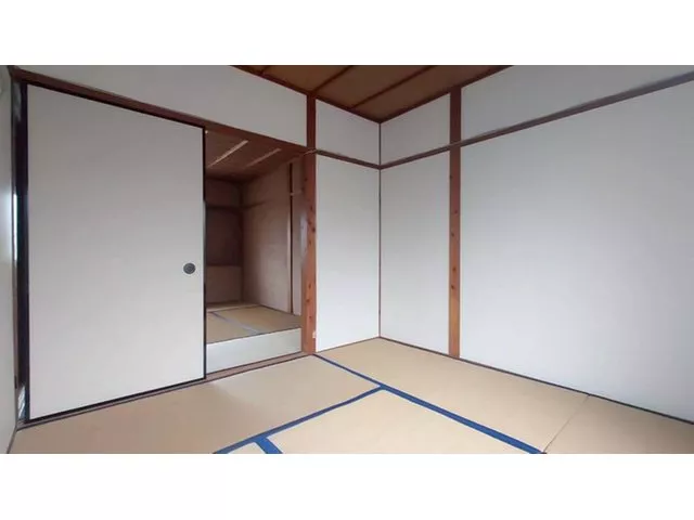 ◆ South-facing with good sunlight ◆ All rooms have storage ◆ Previously renovated with cushion flooring