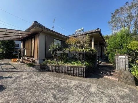 A house near Zaiyabu Memorial Hospital! A property with fruit trees such as mikan and chestnuts, perfect for a home garden!
