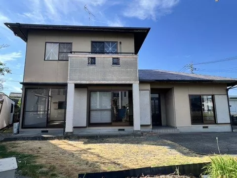 Work, housework, and child-rearing. A spacious 6 rooms where the whole family can live comfortably.