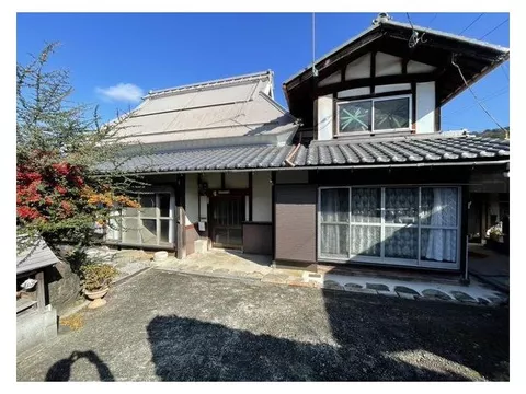 Viewings available anytime! A traditional house perfect for rural living, enjoy a leisurely slow life