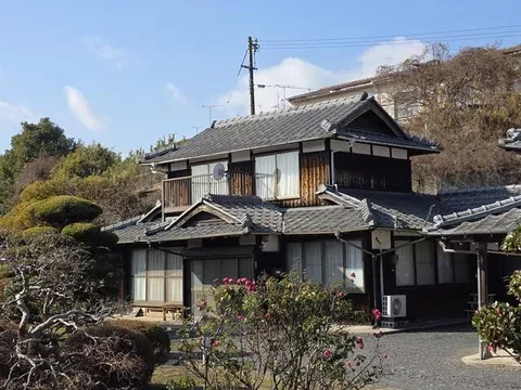 13 minutes on foot from JR Sanyo Main Line "Waki" Station