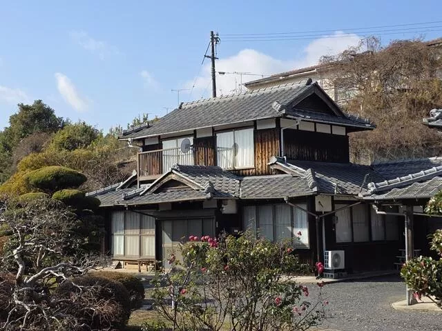 13 minutes on foot from JR Sanyo Main Line "Waki" Station