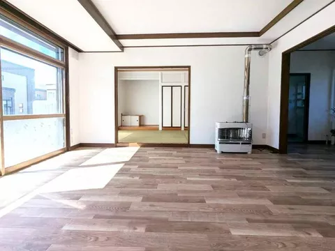 Close to station ◆ Parking for 2 cars ◆ Land approximately 60 tsubo ◆ Renovated in February 2026, interior is beautiful