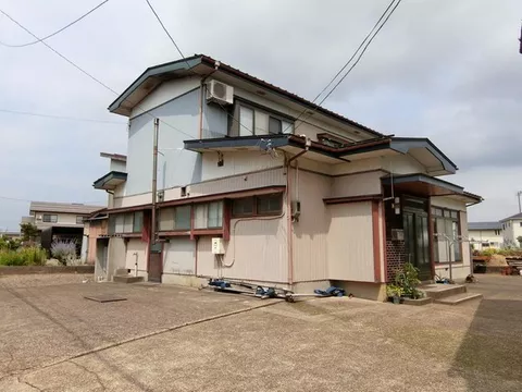 Under negotiation ◆ A house that can be lived in as is for this price ◆ Toilet and washbasin have been replaced