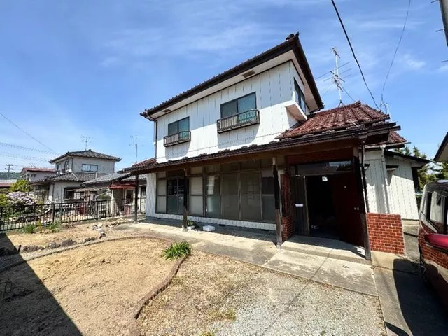5DK with a Japanese room and Western room, includes a garage and storage ◆ Spacious living space on approximately 77 tsubo of land