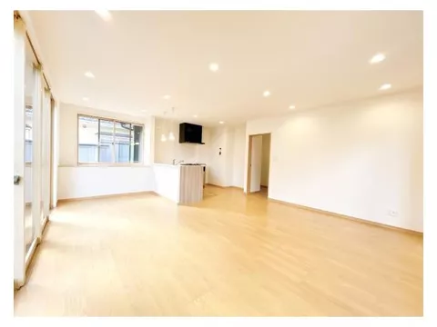 [Open House Held] [Entrance Door Replaced] [Guided Tours in Heated Rooms] 10 minutes on foot