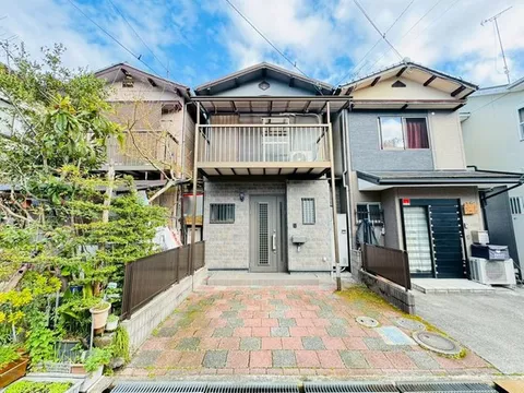 Within walking distance of Kusatsu Station. A 2LDK house situated in a calm residential environment.