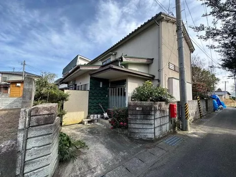 There are protrusions from neighboring houses. The road is narrow, and large vehicles cannot pass.