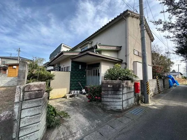There are protrusions from neighboring houses. The road is narrow, and large vehicles cannot pass.