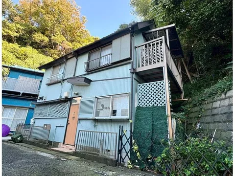 4LDK type with a building area of approximately 77.83㎡, many openings providing a sense of openness.