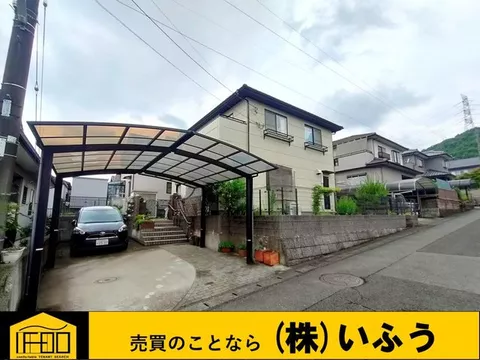 Spacious 5LDK detached house! Large lot with a garden! Parking space for 3 cars available!