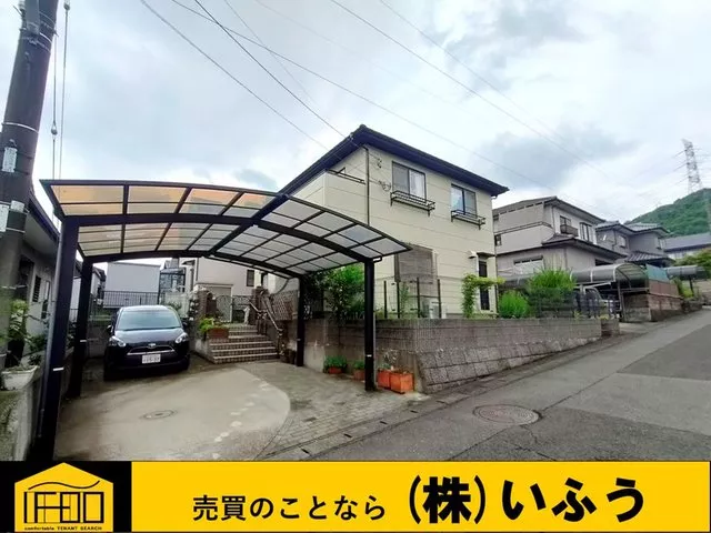 Spacious 5LDK detached house! Large lot with a garden! Parking space for 3 cars available!