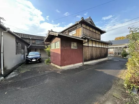[Landslide hazard area, building has a tilt, water leakage present] 2-story building with a dirt floor and storage, 11DK