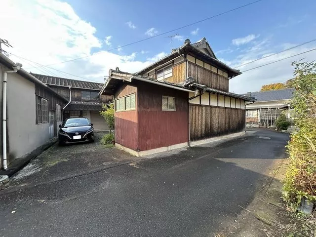 [Landslide hazard area, building has a tilt, water leakage present] 2-story building with a dirt floor and storage, 11DK