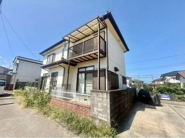 It is a quiet residential area. The fields to the south and north are peaceful. The living environment is excellent.