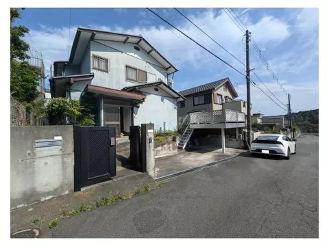 Parking for 2 cars is possible. Located in Aobadai housing complex with good views and ventilation.
