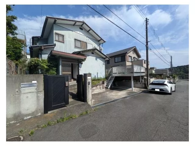 Parking for 2 cars is possible. Located in Aobadai housing complex with good views and ventilation.