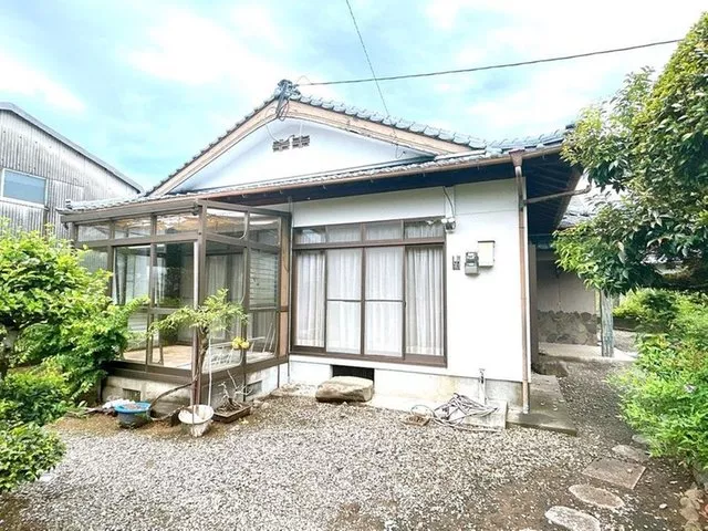 This is a single-story house located about 800 meters from the Kunifumi Smart IC, approximately a 5-minute drive.