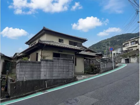 15 minutes on foot from Kintetsu Kashihara Line "Tawaramoto"