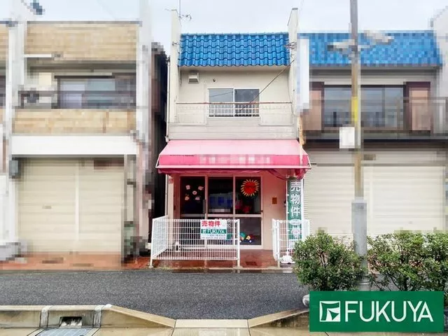 ■5-minute walk from the station! Two-story residential property with a store! Property has a renovation history from September of the 8th year of Reiwa!