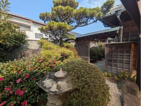 12 million yen, Takarazuka Town