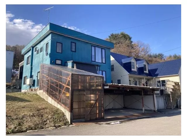 A 6LDK house located in a quiet residential area, parking for 3 cars available, roof replaced, a safe home near Aomori Airport