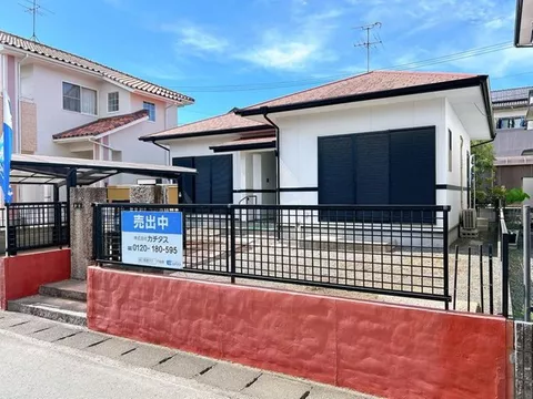 Open house event held, immediate occupancy available, currently for sale, a single-story property has arrived in a quiet residential area.