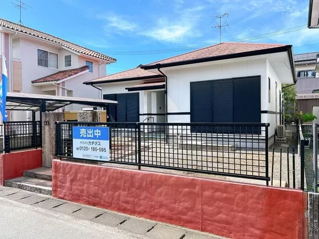 Open house event held, immediate occupancy available, currently for sale, a single-story property has arrived in a quiet residential area.