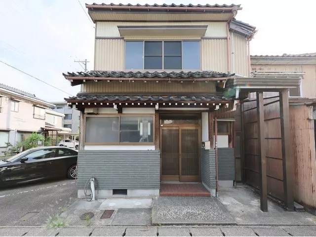 Convenient location with commercial facilities within walking distance.