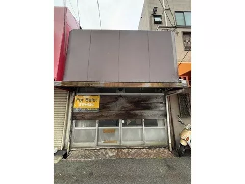 A prime location with constant foot traffic, perfect for a new business!