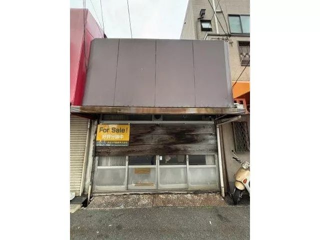 A prime location with constant foot traffic, perfect for a new business!