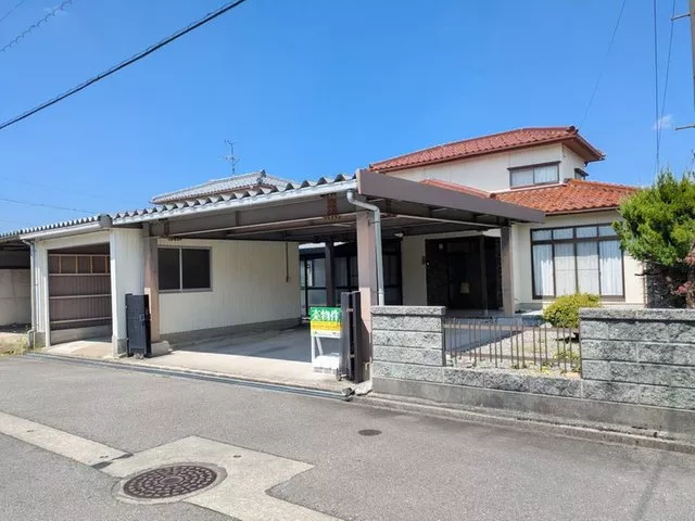 Although it has been built for some years, it is a home that has been carefully lived in while being maintained.
