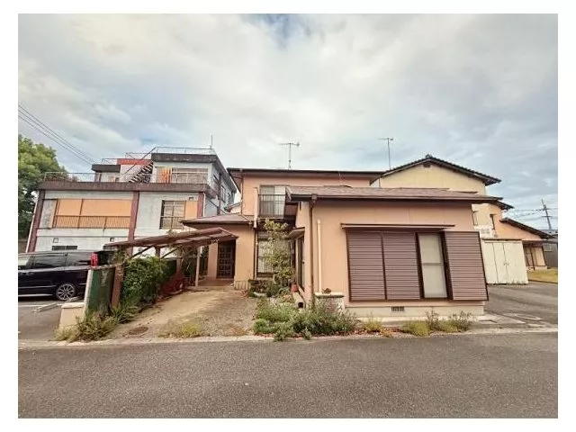 Parking for 2 cars available! A spacious detached house that is family-friendly.