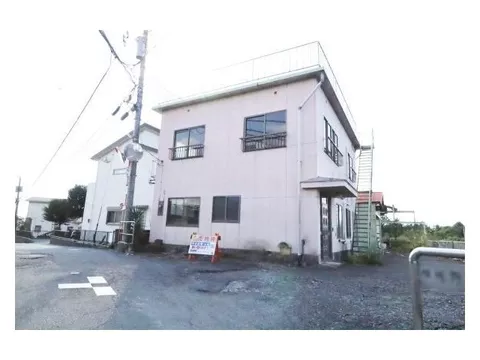 Parking for 2 cars, property with workshop requires setback for reconstruction, subject to cliff regulations