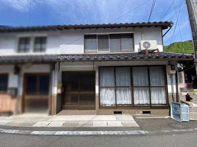 2-minute walk from Takeda Station × 2-story old folk house | 7K layout with plenty of rooms!