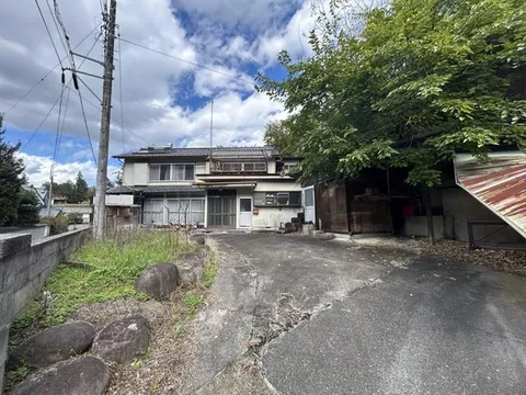 Land area 136 square meters, south-facing, well-lit 2-story 8DK
