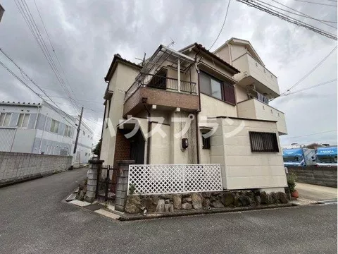 ~ 2-story property on a northeast corner lot ~ 3SDK with secured storage space!