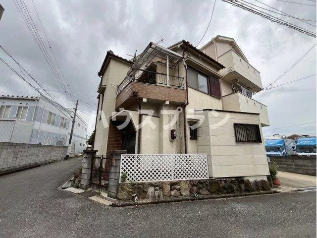 ~ 2-story property on a northeast corner lot ~ 3SDK with secured storage space!