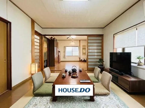 Major sunlight from the south, good sunlight! With a carport! Parking for 2 cars available, all rooms over 6 tatami mats!