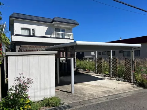 A 4LDK used house located in a quiet residential area! Comes with a carport for 2 cars.