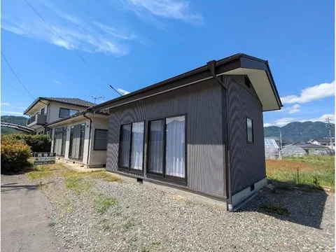 A single-story house with 3DK+ and an annex. The toilet was replaced last year.
