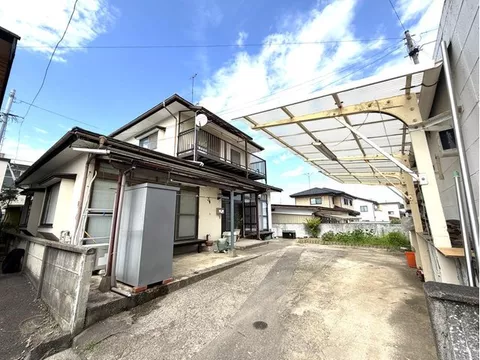 10 minutes on foot from Kaoru Elementary School and 5 minutes on foot from Koriyama Daiichi Junior High School. Convenient location with a supermarket nearby.