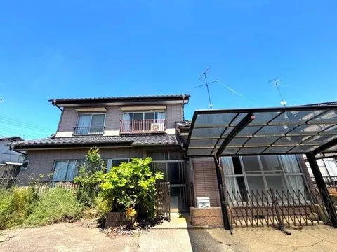 ◆Japanese-style room ◆Flooring ◆South-facing ◆Within 10 minutes on foot from the station ◆Two train lines available