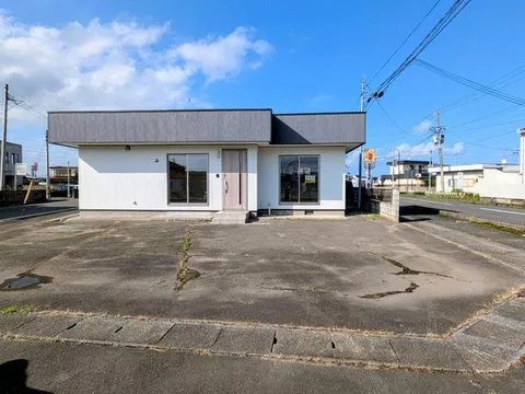 Prime location near the station and supermarket! All-electric 1LDK home! Parking space for 3 cars!
