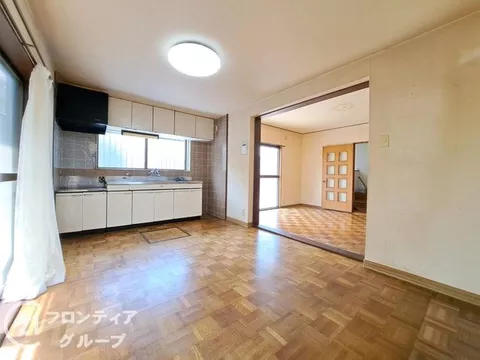 [Southwest facing] Renovation history available ■ Spacious garage and wide road in front, comfortable with a wide balcony